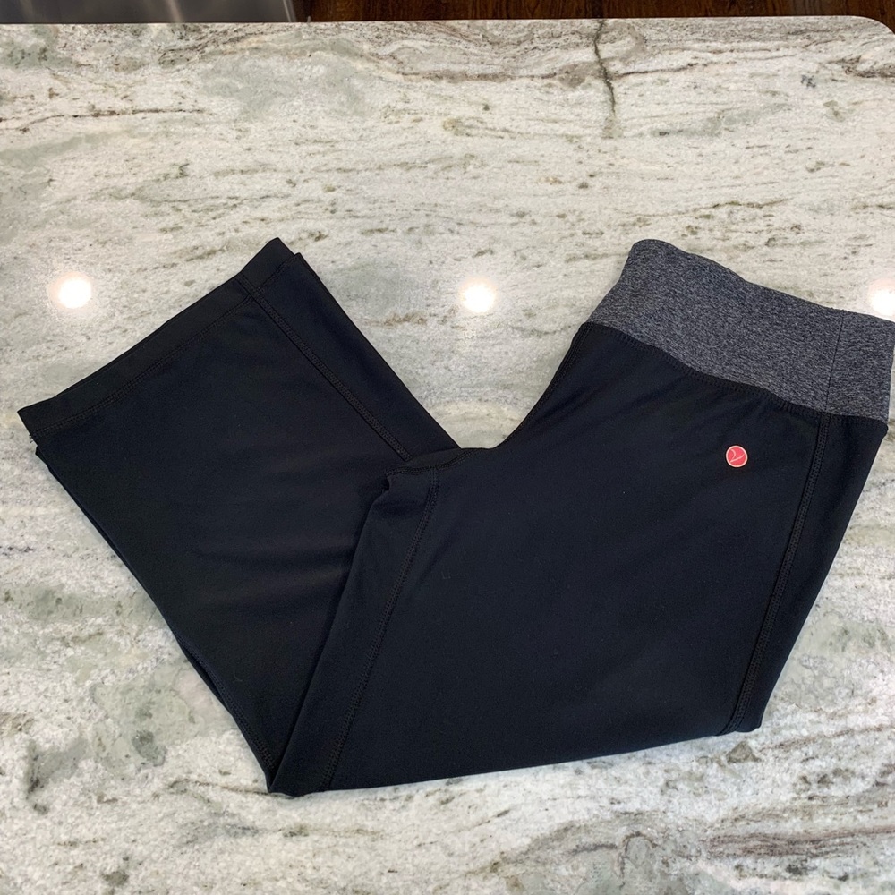Voga cropped yoga pants. Size L